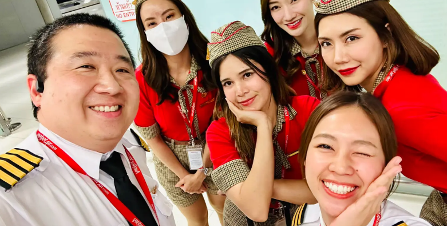 Пилот принял роды у пассажирки, авиакомпания VietJet, курьез на борту самолета, прикол, фото, Таиланд