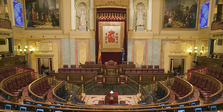 Зал заседаний парламента Испании / Фото: electrovoice.com