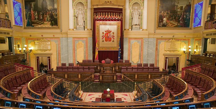 Зал заседаний парламента Испании / Фото: electrovoice.com