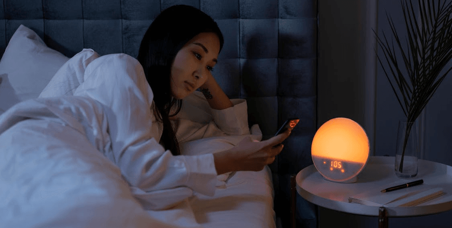 Не спит более 10 лет, бессонница, не спит 11 лет, начала плакать, синяки под глазами, плохо себя чувствует, не может уснуть,