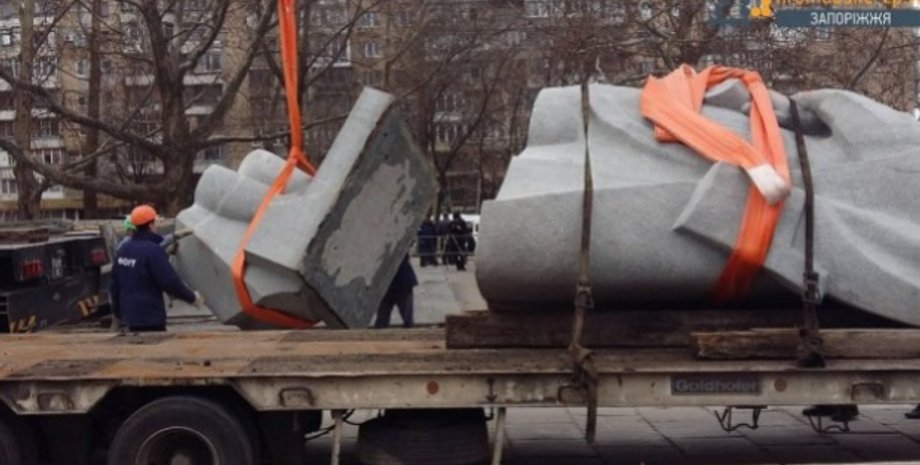 В Запорожье демонтировали памятник Дзержинскому / Фото: hromadske-zp.tv