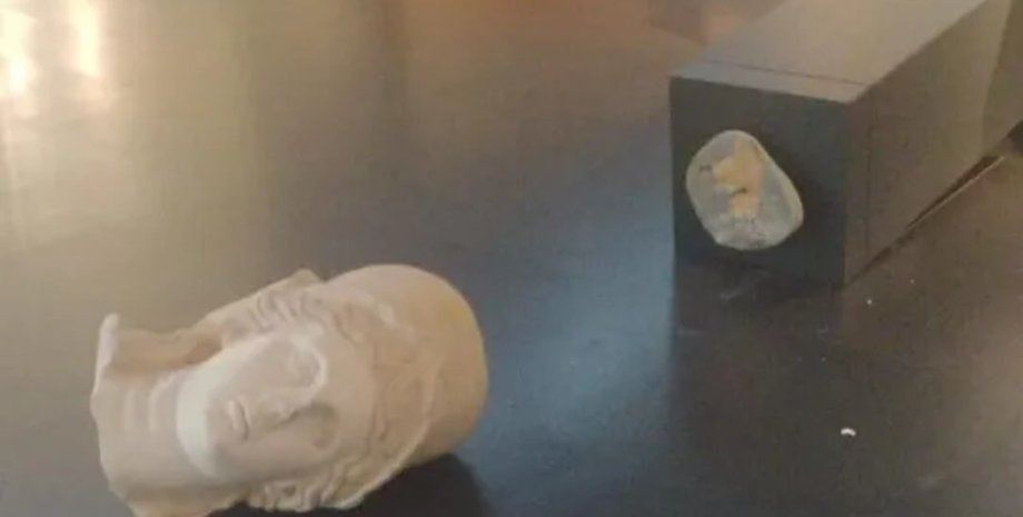 Турист разбил древнеримские статуи, турист, римская статуя, скульптура, религия, турист с палкой, нахальный турист, музей