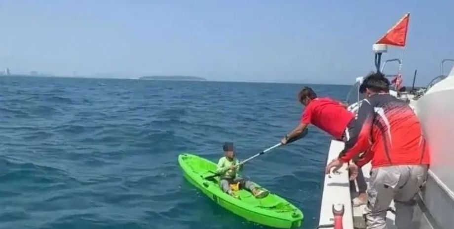 Мальчик провел ночь в открытом море, как это могло случиться, подробности курьезного случая