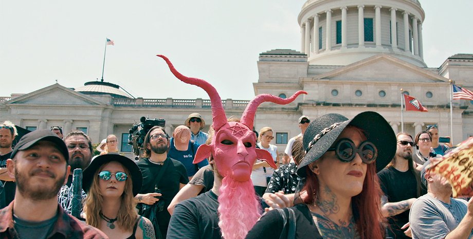 Кадр из фильма "Слава Сатане?"