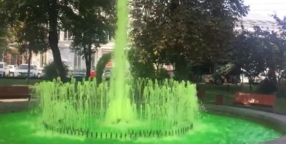 Позеленевший фонтан на Подоле / Скриншот