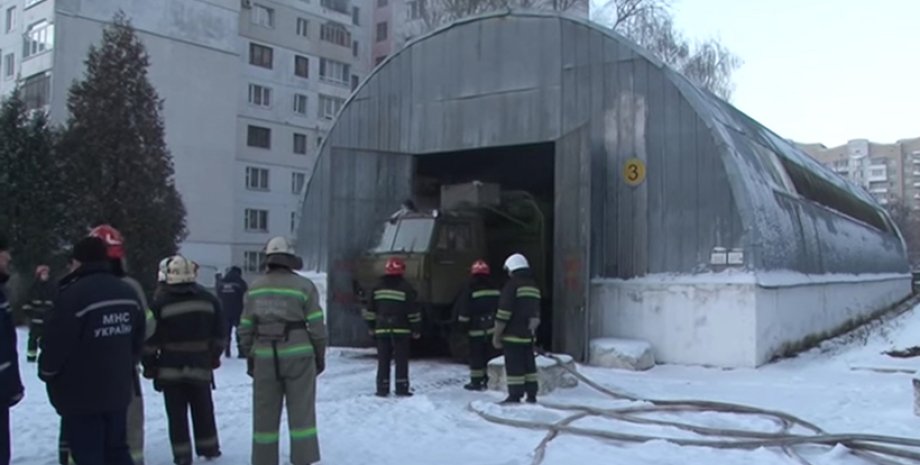 Спасатели на месте пожара во Львове / Фото: YouTube