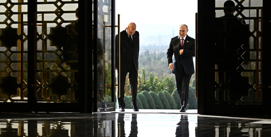 Le président russe est arrivé à Ashhabad sur la limousine noire. Mais les voitur...