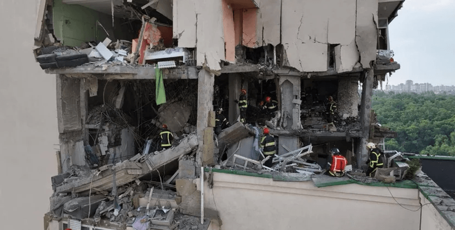 Ночной обстрел Киева, под завалами могут быть люди, ракетный удар, Соломенский район, многоэтажка,