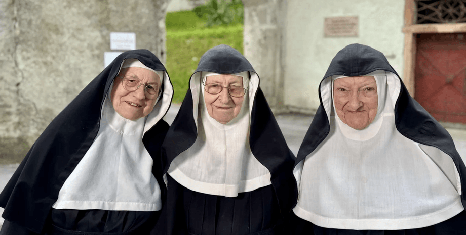 Сестры Бернадетта, Регина и Рита в монашеских одеяниях стоят у входа в монастырь Голденштайн