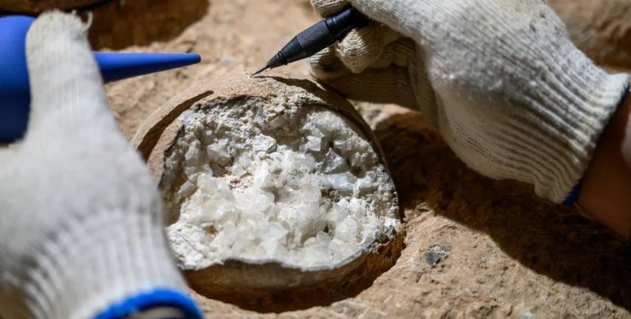 яйцо динозавра кристаллы