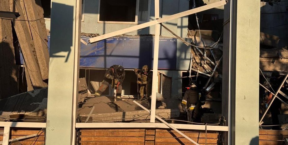 обстрел запорожья, автовокзал, спасатели