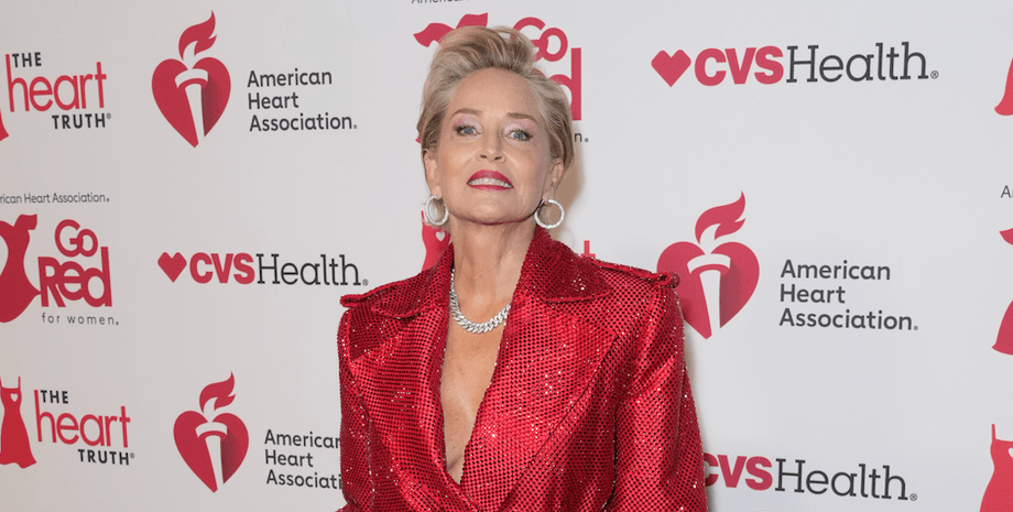 Шэрон Стоун, Шэрон Стоун стиль, комбинезон, основной инстинкт, концерт коллекции красных платьев, ассоциация сердца