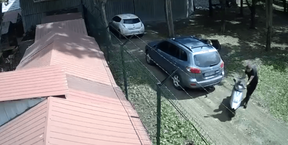 Скутер взорвался возле военных ВСУ Взрыв скутера возле военных ВСУ