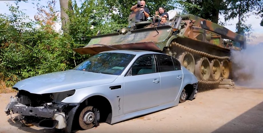 авто давят танком, BMW M5 E60, BMW M5, старый бмв, танк т-55