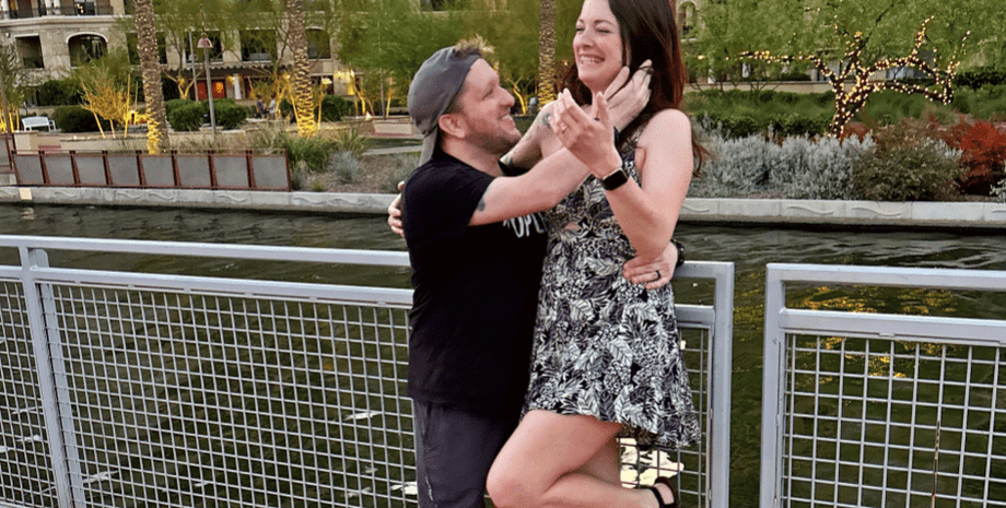 Джессіка та Хантер обіймаються на природі