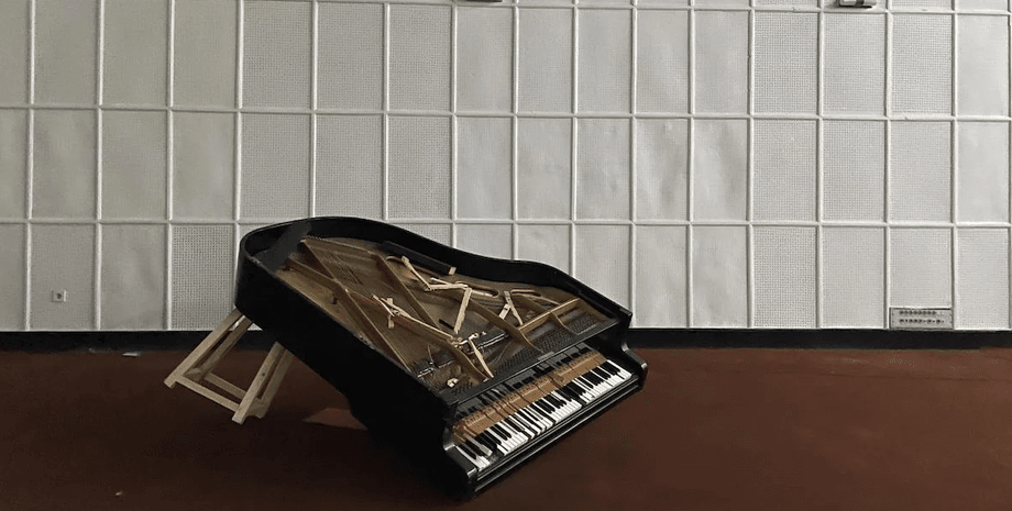 талибы уничтожают музыкальные инструменты