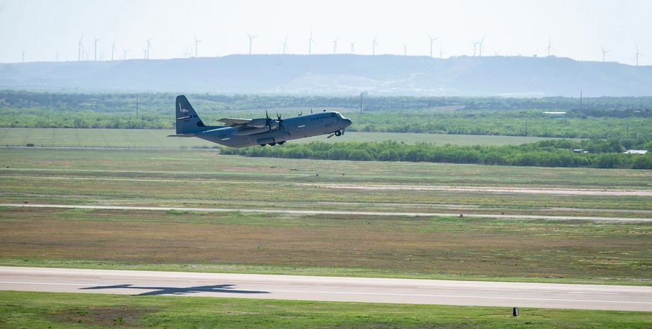 транспортный самолет C-130J ВВС США