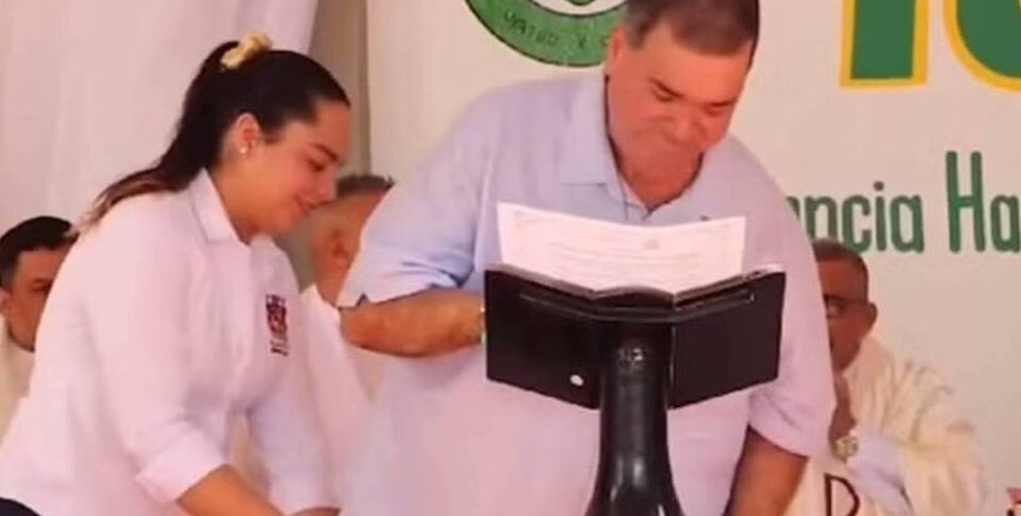 У мэра во время выступления упали штаны, Хорхе Элиас Чамс, Колумбия, политик, курьезы