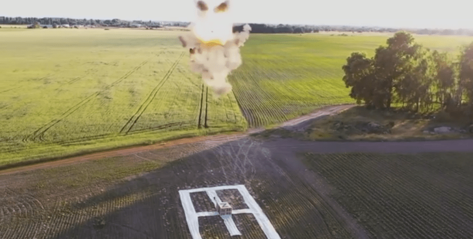 БПЛА атакували аеродром у Курську , Кадри тестування картонних дронів.