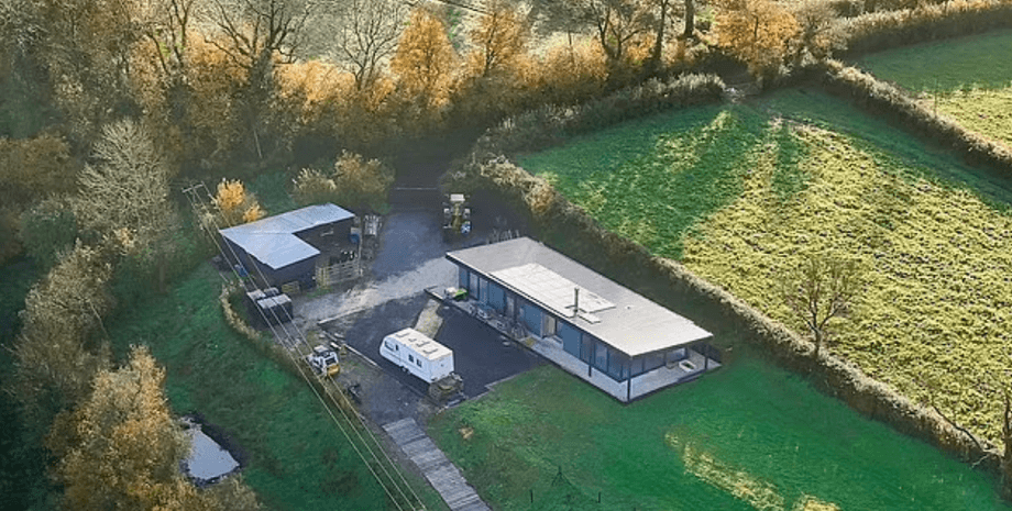 будинок, земельна ділянка, дерева, поле