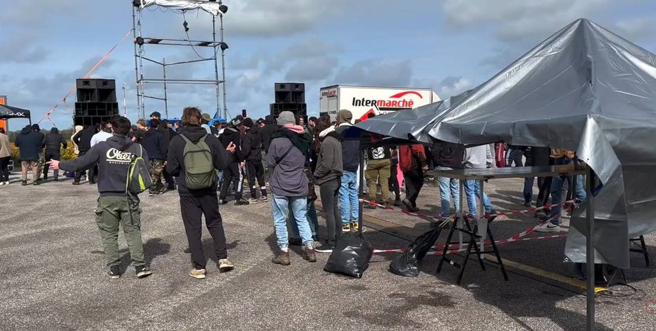 Фестиваль, Франция, рейв, вечеринка, курьез, аэропорт