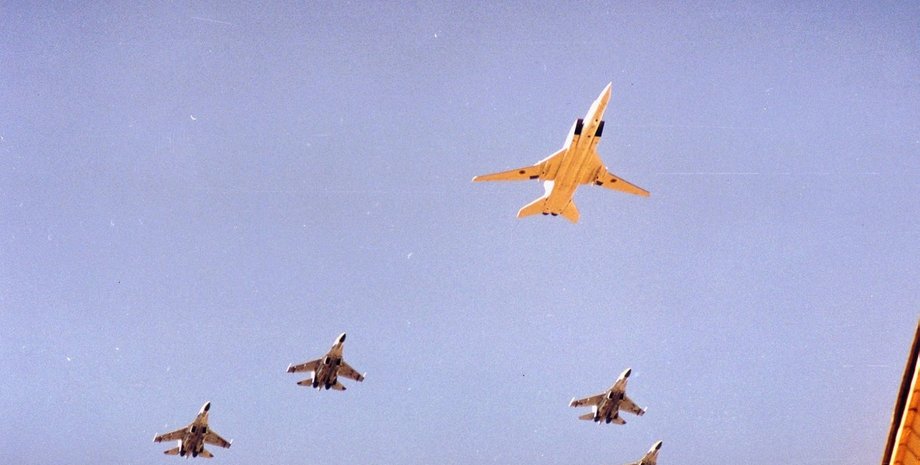 Український Ту-22М3 у супроводі Су-27