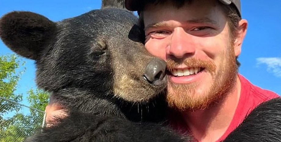 Пострадавший работник зоопарка