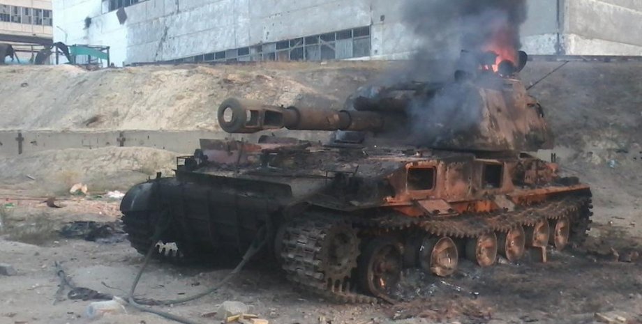 Сожженный танк боевиков после одной из атак на аэропорт / Фото: fishki.net