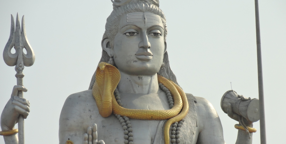 Статуя Шивы со змеем Васуки