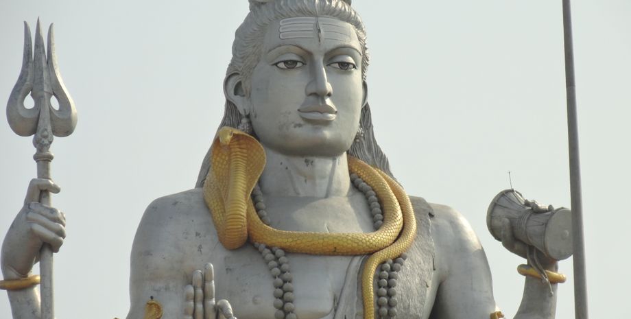Статуя Шивы со змеем Васуки