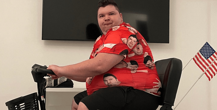 Нікокадо Авокадо, телефізор, візок, прапор США