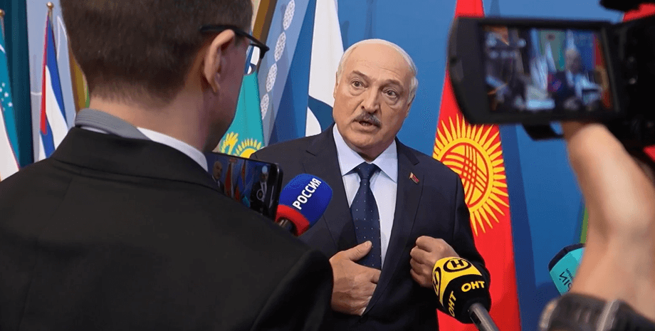 Лукашенко розмовляє з журналістами
