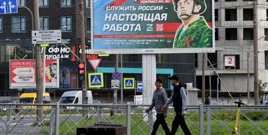 Na tle operacji sił zbrojnych w regionie Kursk, dziennikarz ze Szwajcarii spacer...