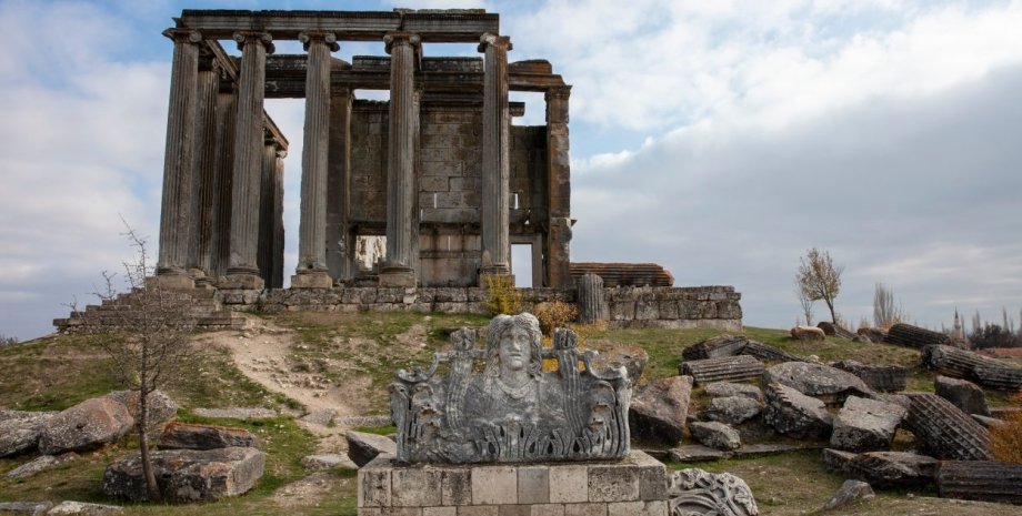 храм Зевса, Айзаной, статуї, фото