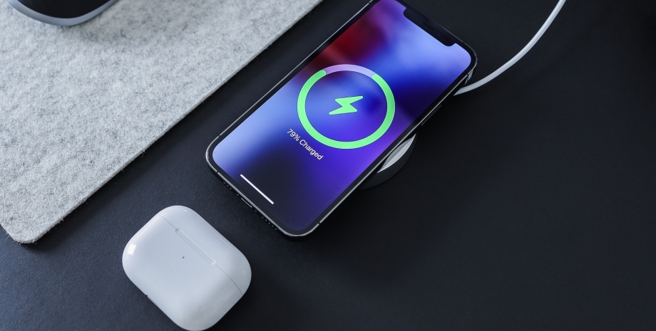 смартфон заряжается Смартфон на зарядке