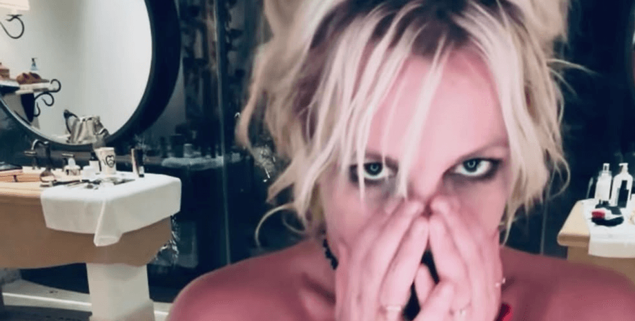 Бритни Спирс закрывает лицо руками