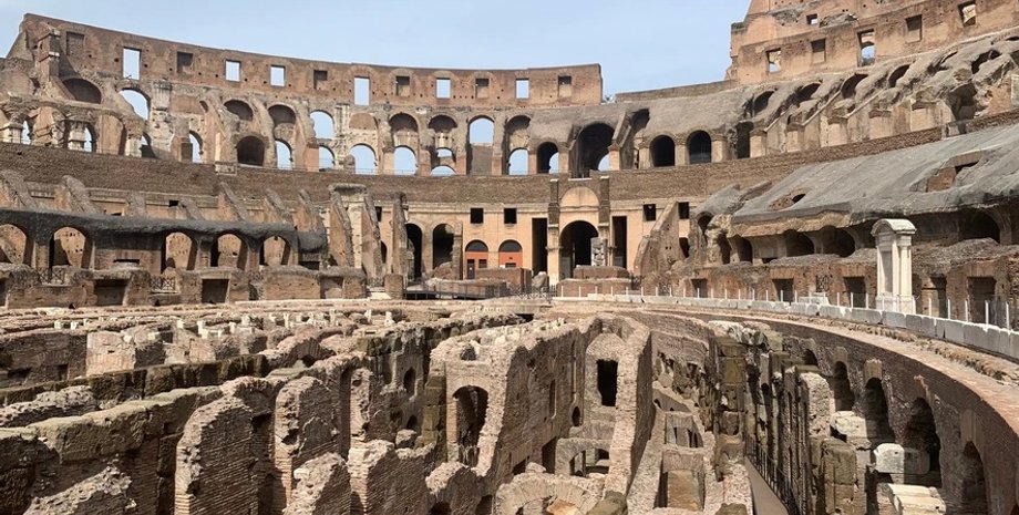 Колизей, руины, турист