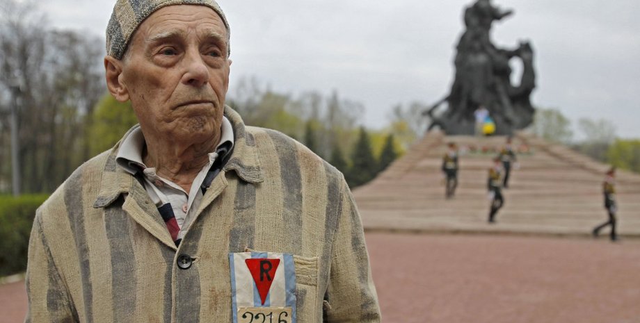 Узник немецких концлагерей Александр Бычок во время возложения цветов к Мемориалу памяти погибших в Бабьем Яру / Фото: УНИАН