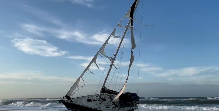 Корабль-призрак, парусник, яхта, судно, корабль, корабль выбросило на берег, судно попало в шторм, сильный шторм, побережье США