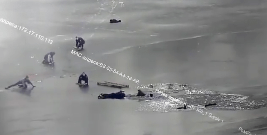 патрульные спасли провалившихся под лед людей