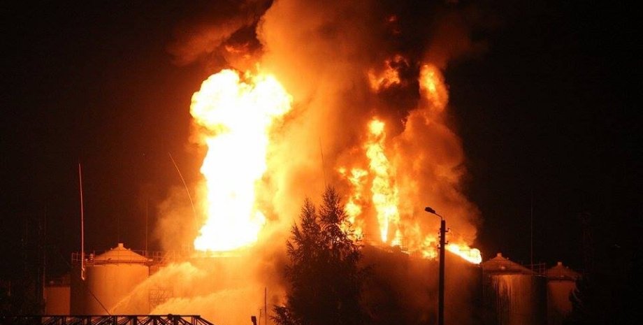 Пожар на нефтебазе "БРСМ" / Фото: Facebook.com/Zoreslavko, ГСЧС