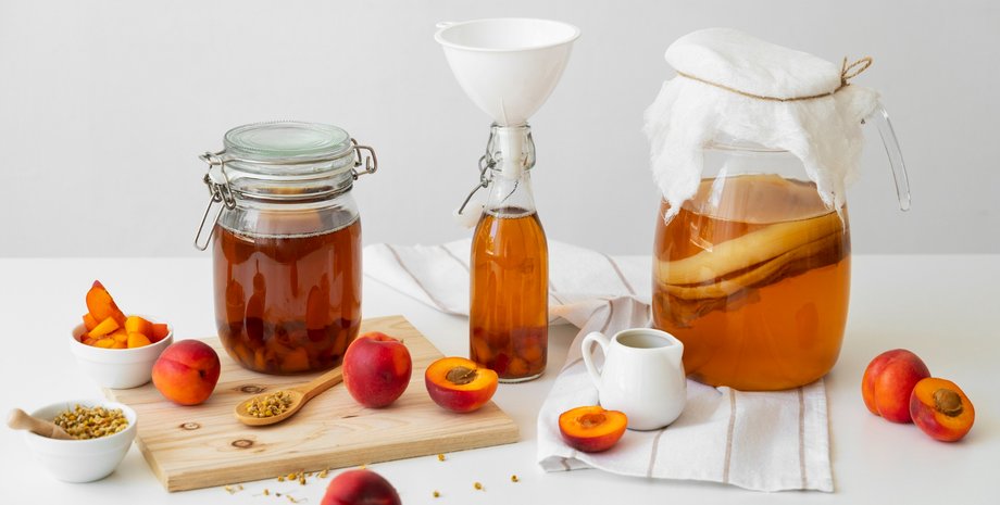 Банки з напоями на столі