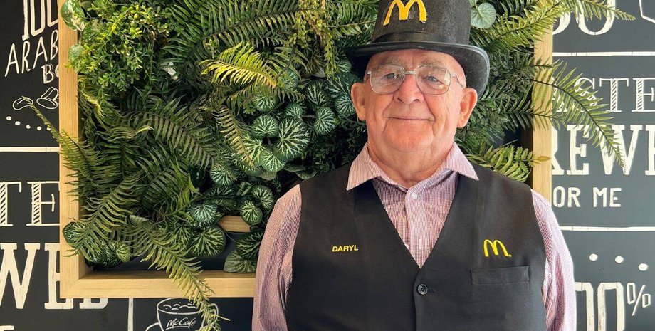 Пенсионер, мужчина, пошел работать в Макдональдс, McDonald's, стал любимцем посетителей, заскучал на пенсии, костюм,