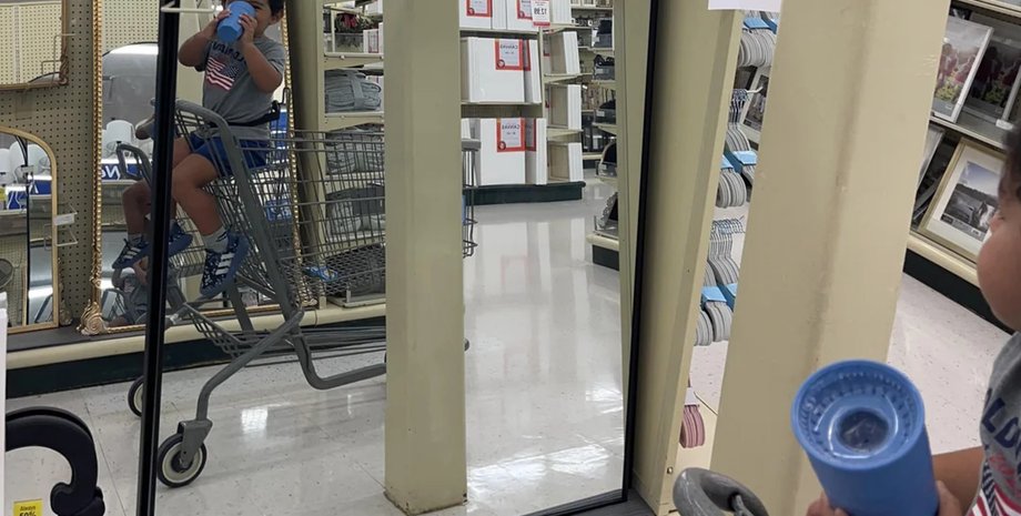 Бабушка сфотографировала внука в зеркале и заметила, что отражение малыша не совпадало с его реальной позой