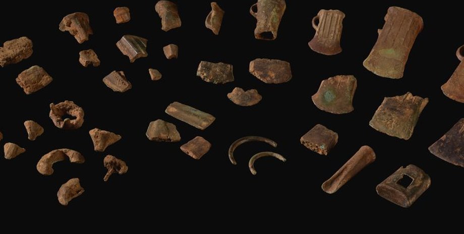 бронзовый век, клад, находка, металлоискатель, топор, наконечник, исследование, история, археология, музей, предмет, оружие, регион, Уэльс