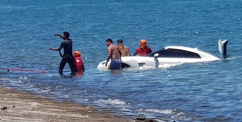 Nissan GT-R, суперкар Nissan, купити Nissan GT-R, потонуло авто, курйозне ДТП