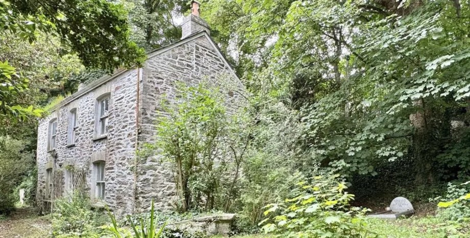 Котедж із могилою в Британії Котедж із могилою в курортному містечку Перранпорт