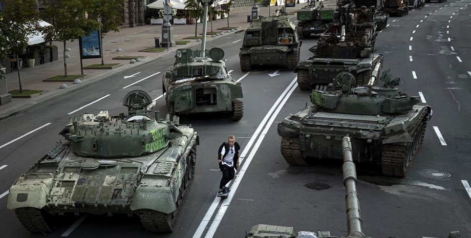 Российский танк на Крещатике. российский танк, войска рф