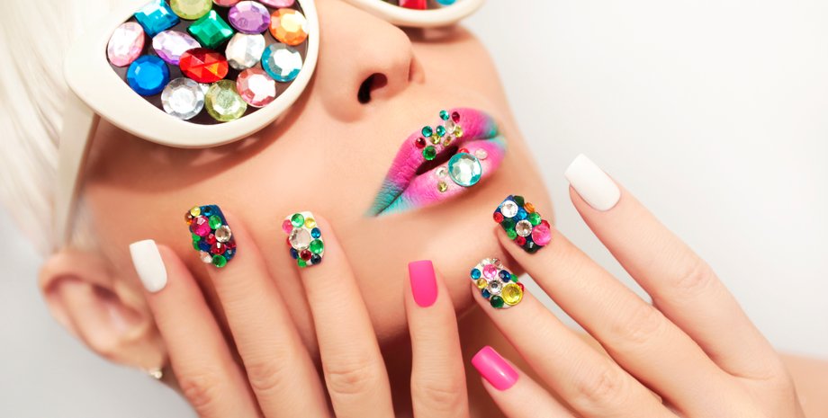 стразы в маникюре фото