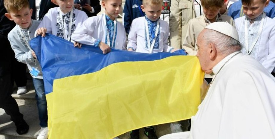 ватикан, папа римський, українці в італії, діти з україни,  папа римський поцілував український прапор